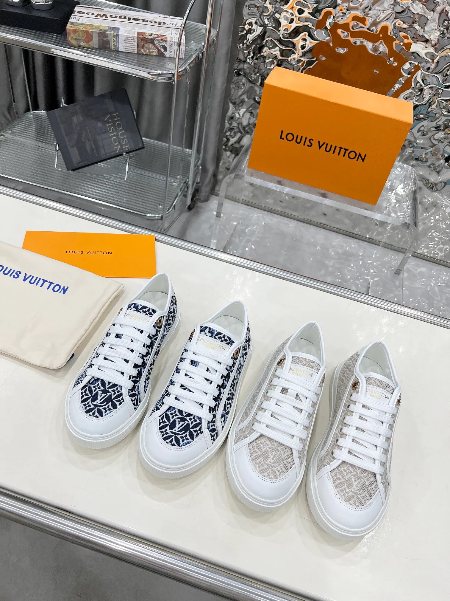 👟👟Ex-factory price 420👟👟 New arrival🆕🆕🆕 This LV Lagoon sneaker is made of lightweight canvas embroidered with the handwritten Louis Vuitton Paris logo. It highlights the casual summer atmosphere with a trendy and simple configuration, and can easily brighten up various looks. Monogram flowers bloom on the soft rubber sole. Code number: 35~41, multiple colors available! Oil edges + TPU outsole + drawer box packaging